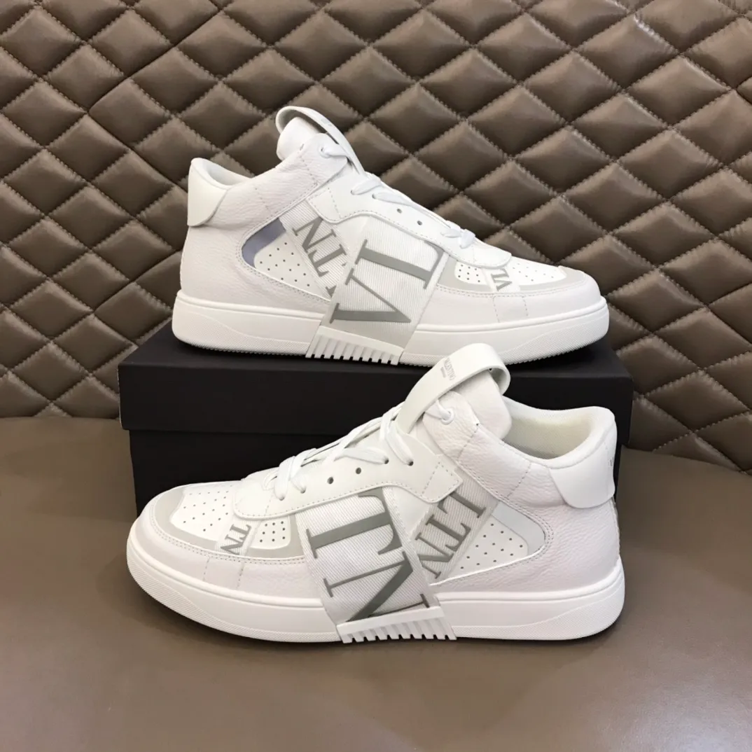 p480 "VALETINO**" new high-top 🆕 calfskin lace-up sneakers. No man should be able to refuse these shoes. The classic color scheme is so handsome! Purchase a high-precision replica of the original version to instantly sell off the market currency! 6 VLTN logo rubber effect straps - Valentino Garavani Logo printed on the back and tongue, all materials are customized to ensure quality! Size: 38-44